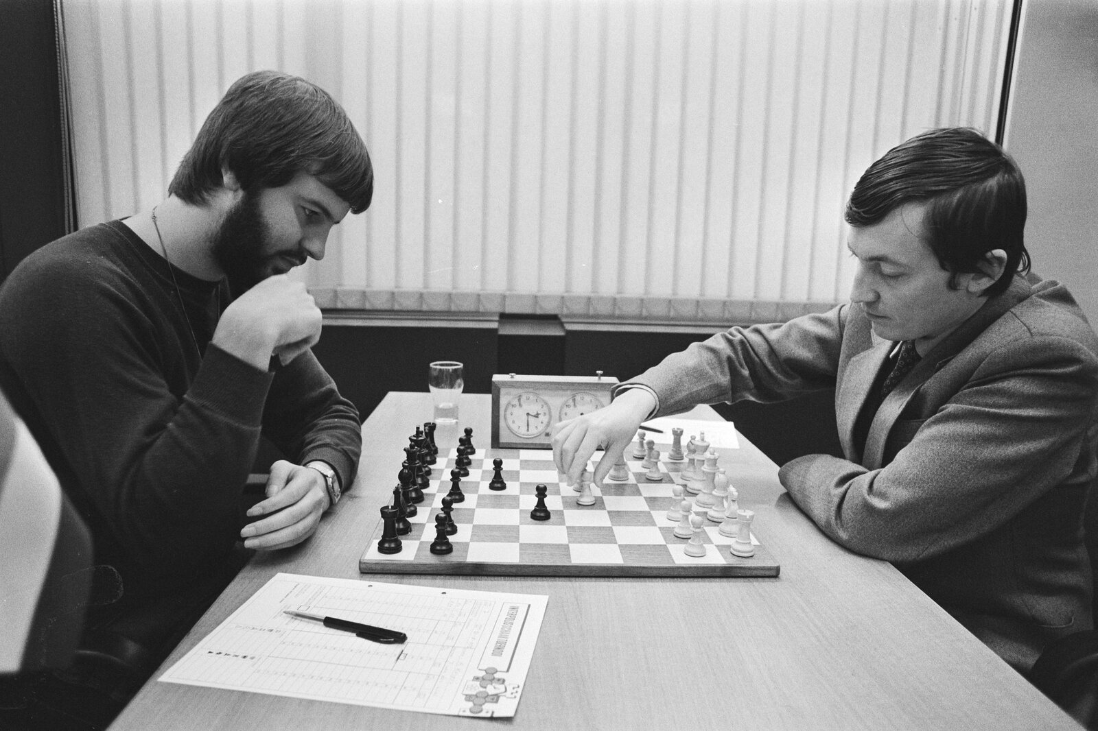 John van der Wiel (left) against Karpov, 20 October 1983.