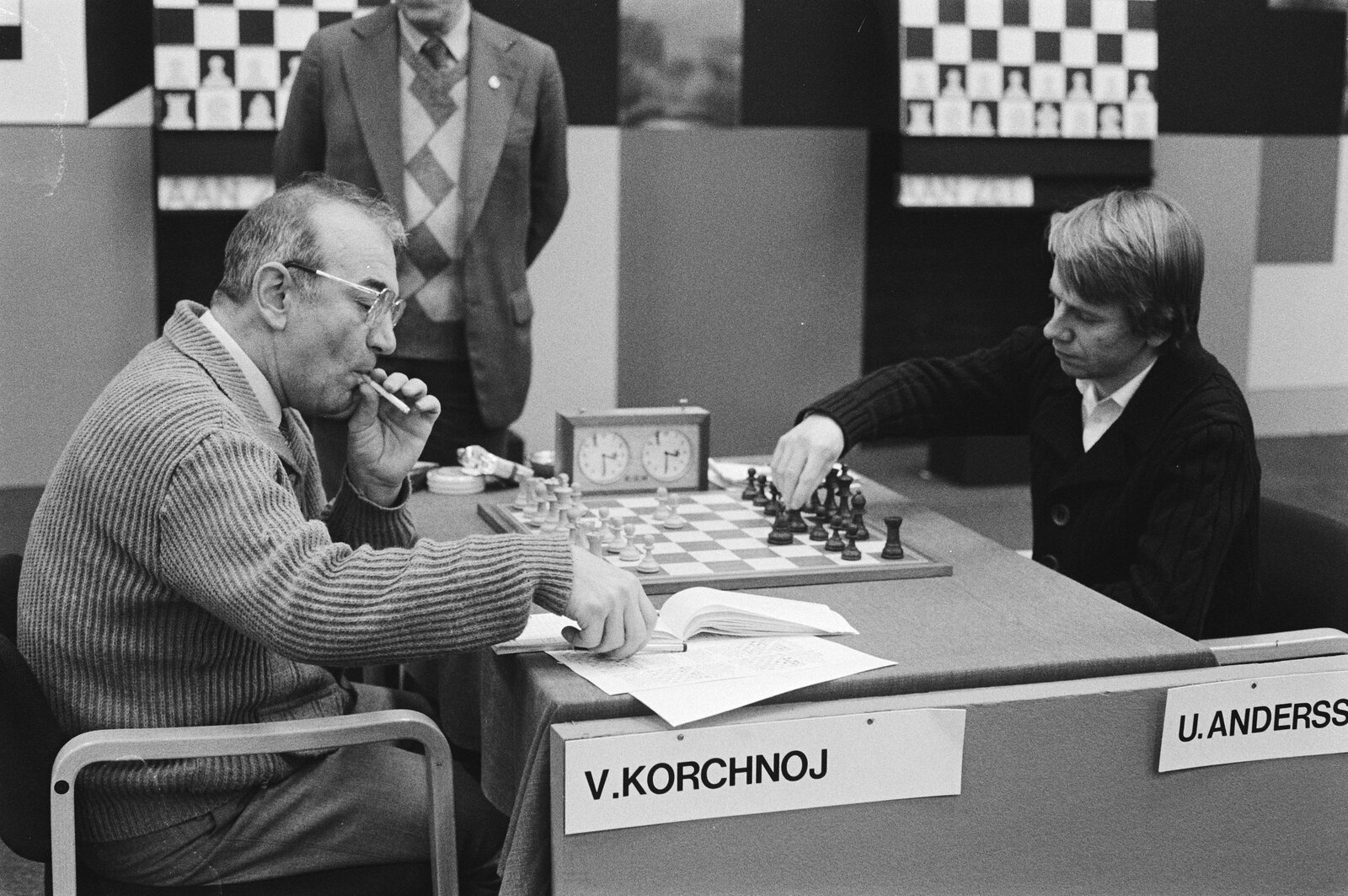 Round eight, 23 January 1983: tournament leader Ulf Andersson (right) against Viktor Korchnoi. Andersson won with the black pieces.